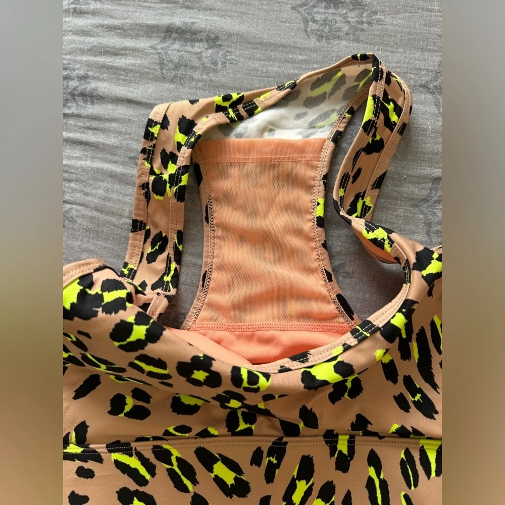 Fabletics leopard outfit. Bottoms xs and top is medium. Sold as set. - Picture 10 of 11